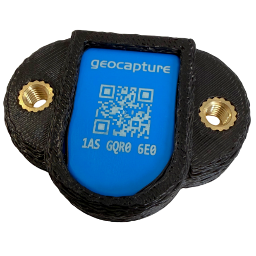 Blauer geoCapture BlueTag-Beacon in schwarzer Halterung mit Schraubenösen zur Befestigung an Geräten oder Werkzeugen.