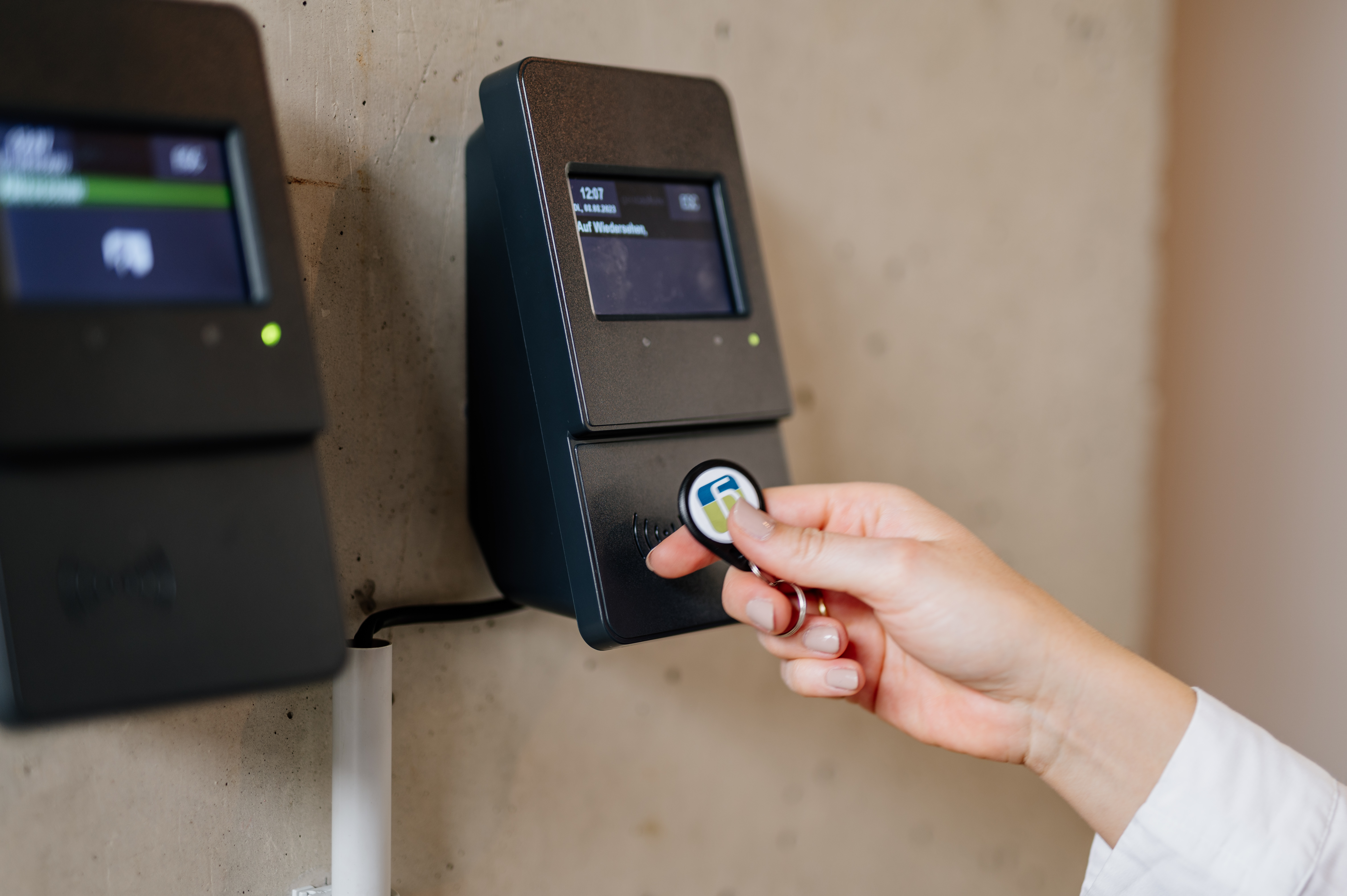 Stationäres Terminal für digitale Zeiterfassung per RFID-Chip