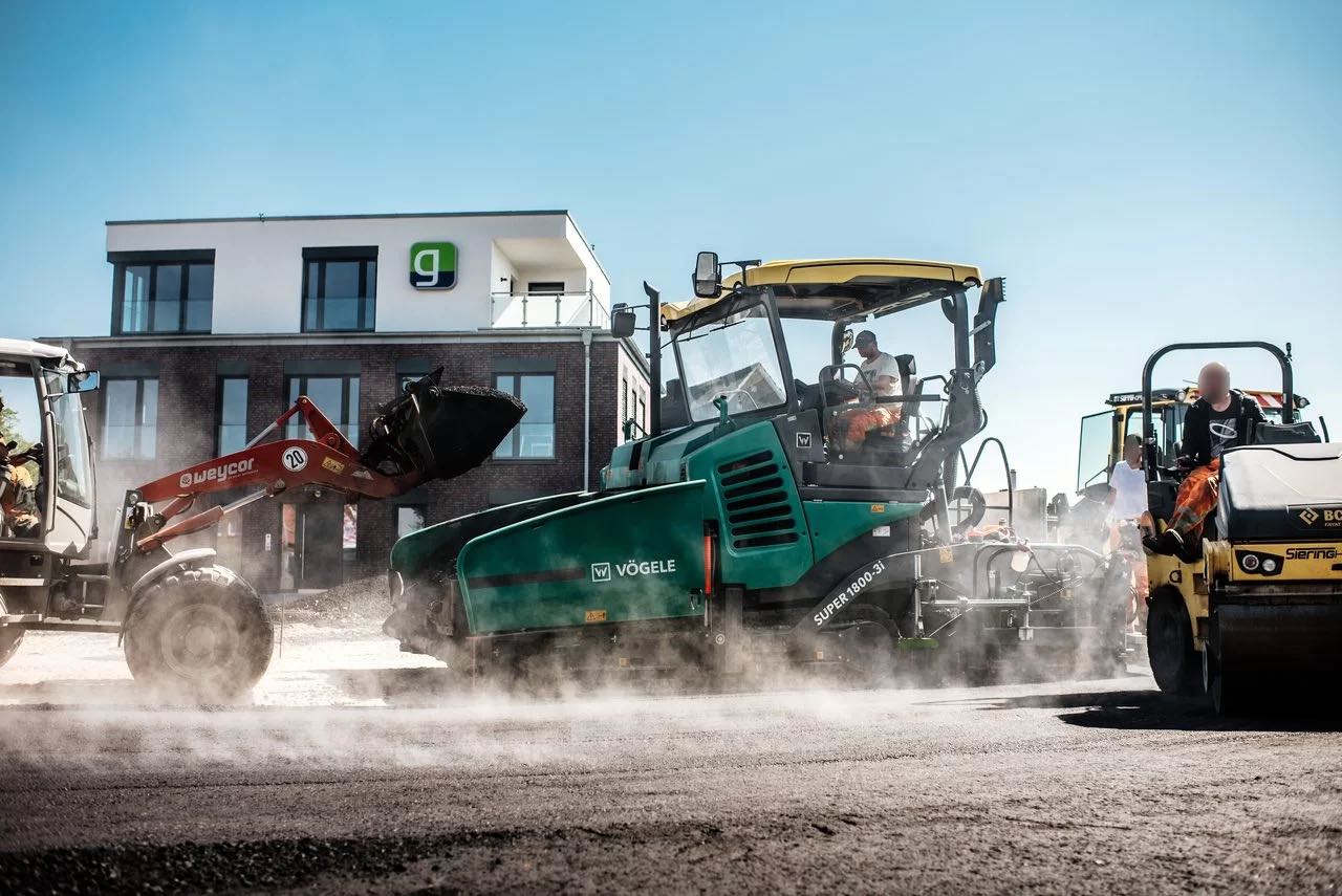 Baumaschinen auf einer Baustelle