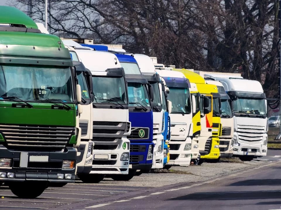 Mehrere LKW bilden einen Fuhrpark. Für die Organisation ist das Fuhrparkmanagement verantwortlich