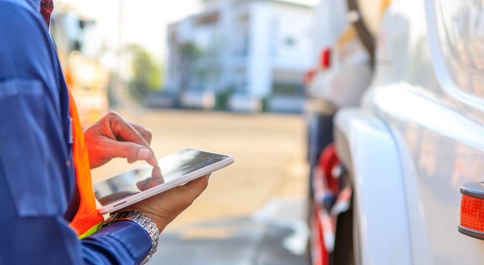 Kontrola odjazdu ciężarówki za pomocą tabletu z funkcją geoCapture