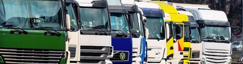 Mehrere LKW bilden einen Fuhrpark. Für die Organisation ist das Fuhrparkmanagement verantwortlich