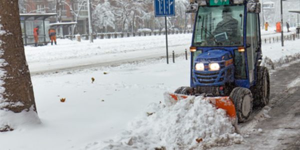 Tourenplanung per GPS im Winterdienst. Schneefahrzeug räumt die Straße