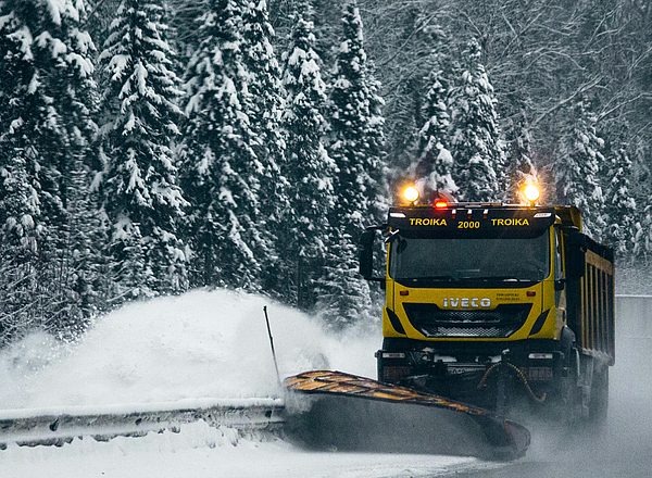Streufahrzeug entfernt Schnee von den Straßen