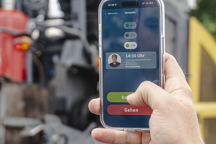 Mitarbeiter erfasst seine Arbeitszeit mit der geoCapture-App auf dem Smartphone.