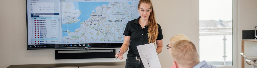 Mitarbeiterin von geoCapture stellt Map-TV vor