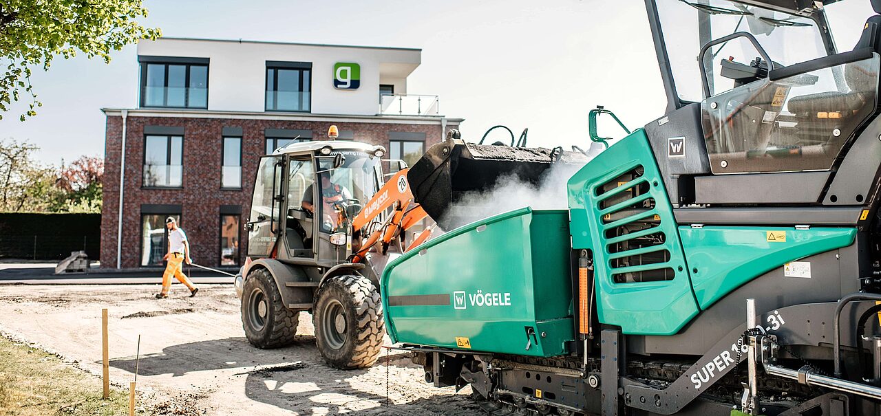 Baumaschinen vor Gebäude