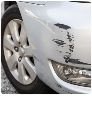 Auto mit Lackschaden und Kratzern