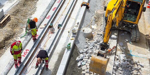 Arbeiter auf einer Baustelle arbeiten dank geoCapture noch effektiver im Straßenbau