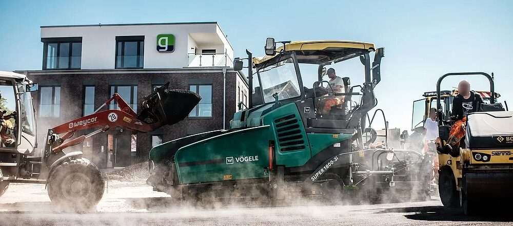 Baumaschinen auf einer Baustelle