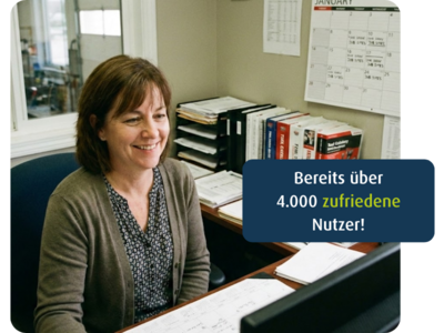 Zufriedene Büroangestellte arbeitet am Computer – über 4.000 zufriedene Nutzer von geoCapture