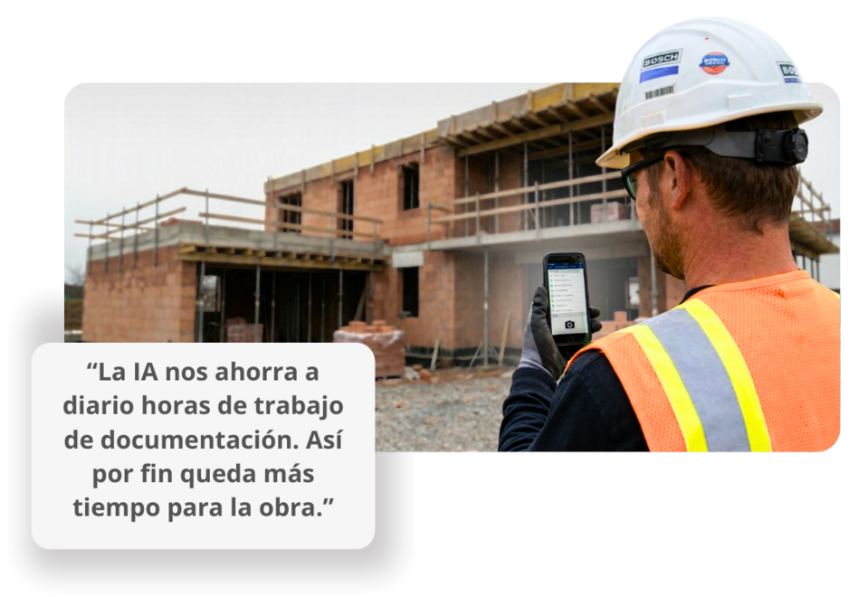 geoCapture a un cliente en una obra con un teléfono móvil en la mano