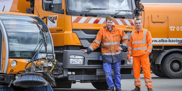 Mitarbeiter Straßenreinigung in Arbeitskleidung mit Reinigungsfahrzeugen