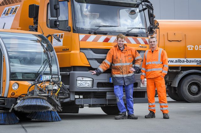 Mitarbeiter Straßenreinigung in Arbeitskleidung mit Reinigungsfahrzeugen