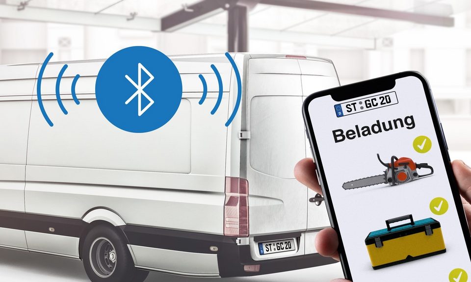 Ein Smartphone überprüft per Bluetooth die Beladung in einem Transporter