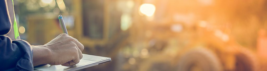 Mann unterschreibt auf Tablet