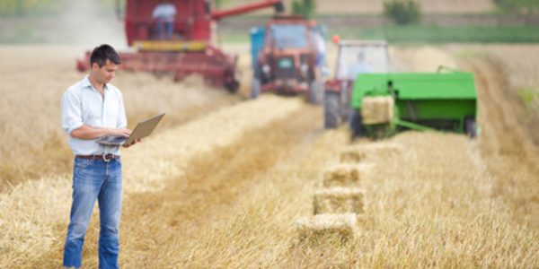 Landwirt auf dem Feld, Maschinen im Hintergrund, geoCapture im Einsatz