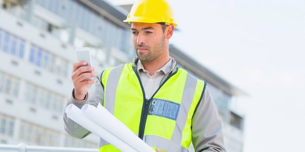 Arbeiter auf der Baustelle verwaltet digital Projekte bei geoCapture