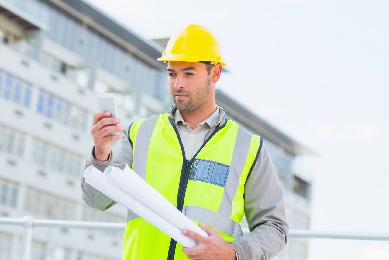 Arbeiter auf der Baustelle verwaltet digital Projekte bei geoCapture