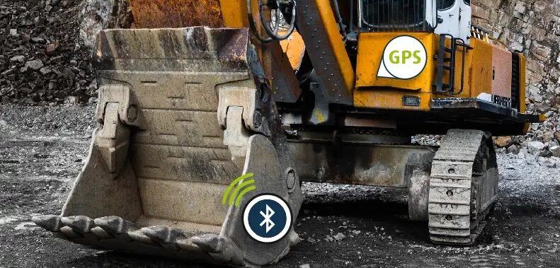 BLE Beacon an einer Baggerschaufel GPS-Sender in der Baumaschine empfängt das Bluetooth-Signal das von der Baggerschaufel ausgeht