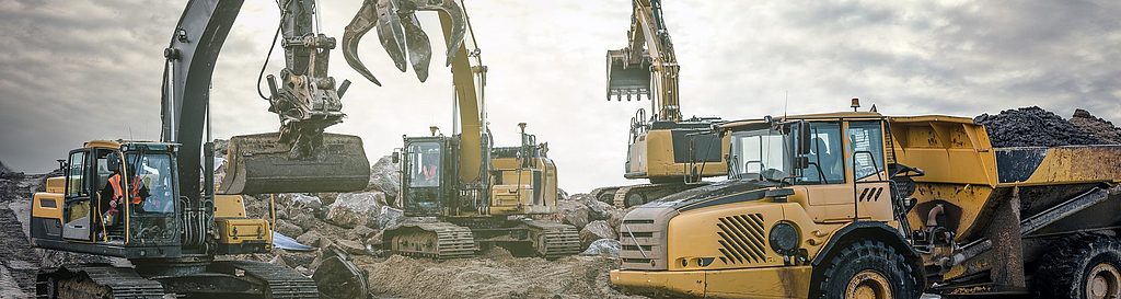 Baumaschinen auf der Baustelle orten und auswerten Diverse Baumaschinen auf einer Baustelle