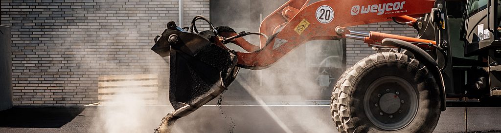 Baumaschine auf einer Baustelle, GPS-Sender erfassen Betriebsstunden und Standorte