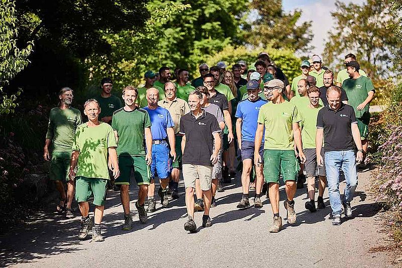 Mitarbeitergruppenfoto von zufriedenen Mitarbeiter eines GaLaBau-Betrieb