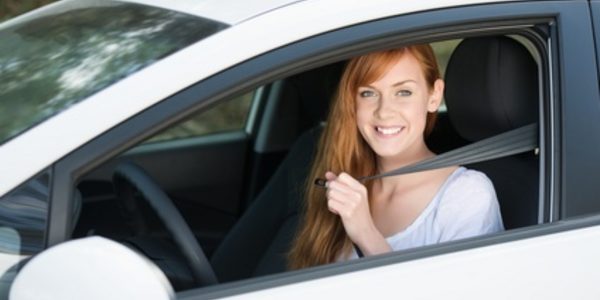 Eine Frau sitzt in einem weißen Auto, welches über einen GPS-Sender geortet wird. Damit wird ein lückenloses Fahrtenbuch geführt