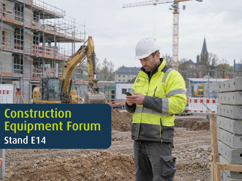 Bauleiter auf einer deutschen Baustelle nutzt ein Smartphone vor Bagger, Kran und Rohbau – passend zum Construction Equipment Forum