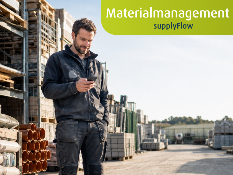 Mann in Arbeitsklamotten steht mit Handy in der Hand in einem Lager und checkt mobil den Lagerbestand mit Materialmanagement