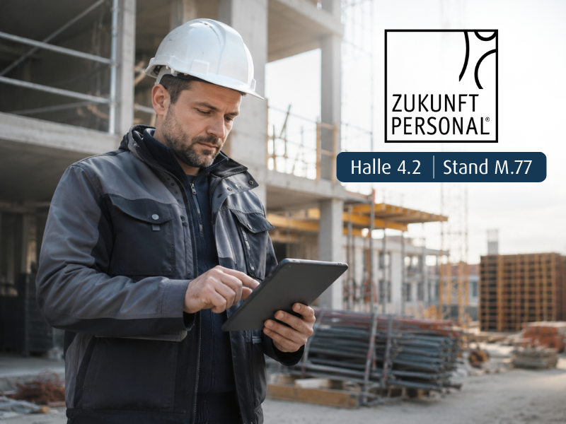 Bauleiter auf einer Baustelle hält Tablet in den Händen